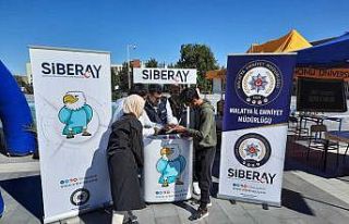 Üniversite öğrencileri, polis ekipleri tarafından...