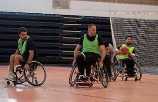 Üniversite öğrencileri tekerlekli sandalye ile...