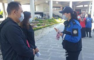 Üniversite öğrencilerine ilk bilgilendirmeyi polisler...