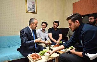 Üniversiteliler su indirimini çiğ köfte partisiyle...