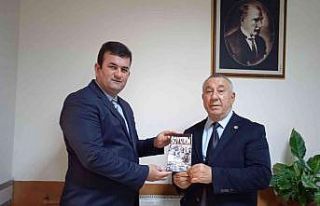 Ünsal, “Soykırım” kitabını Çelik’e hediye...