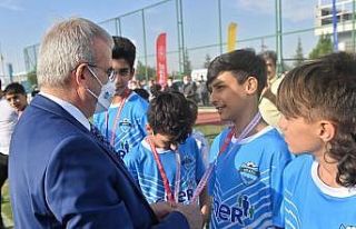 UYAFA seçmelerinde dereceye giren sporculara Vali...