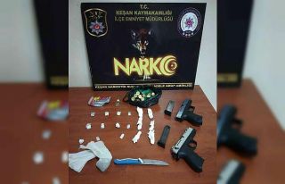 Uyuşturucu araması yapan polislere bıçakla saldırdılar