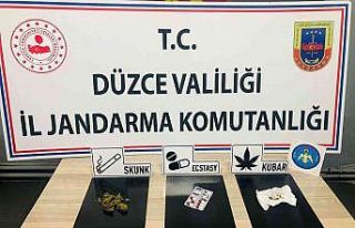 Uyuşturucu madde bulunduran şahıslar gözaltına...