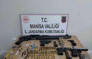 Uyuşturucu ve ruhsatsız silahlarla yakalandılar