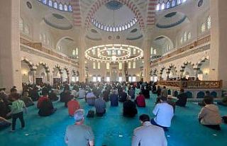 Uzun Mehmet Camii’nde Cuma namazı yoğunluğu
