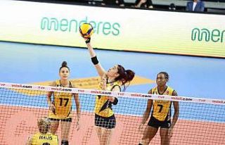 VakıfBank, ligde sezonu Yeşilyurt galibiyeti ile...
