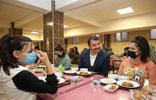 Vali Ayhan, öğrencileri ziyaret etti