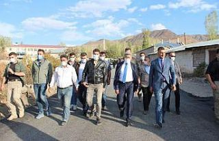 Vali Bilmez Muradiye’de yapımı devam eden yol...