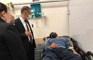 Vali Çuhadar, kaza yapan tarım işçilerini hastanede...
