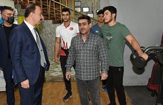 Vali Erin bilek güreşi şampiyonlarını ziyaret...