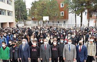 Vali Kızılkaya artık İstiklal Marşı’nı öğrencilerle...