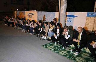 Vali öğrencilerle önce boyadı sonra kaldırıma...