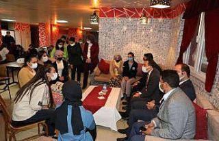 Vali Öksüz, yurtlarda incelemede bulundu