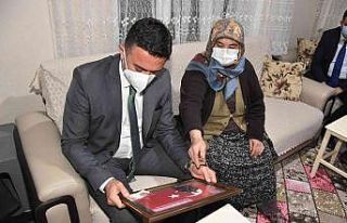 Vali Tekbıyıkoğlu, ayağının tozuyla şehit ailelerini...