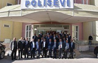 Vali Tekbıyıkoğlu muhtarlarla yemekte bir araya...