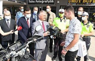 Vali Yazıcı’dan motosiklet sürücülerine kask...