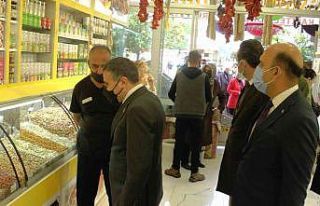 Valisi Atay, alışveriş yaparak pazar fiyatlarını...