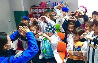 Van polisi minik öğrencilerle bir araya geldi