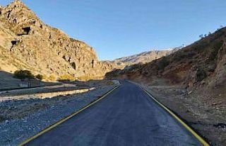 Van’da yenilenen yollarda çizgi ve uyarıcı levha...