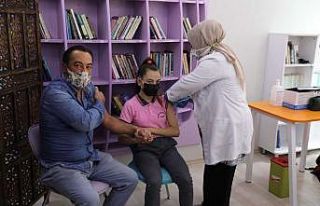 Veliler ve çocukları el ele korona aşısı oldu