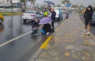 Yağmur bir anda bastırdı sokaklar göle döndü...