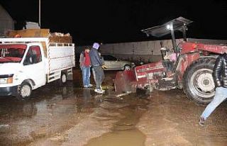 Yağmur sonrası yolda oluşan çukur başında nöbet...
