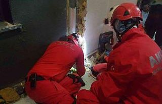 Yağmur suyu tahliye borusuna sıkışan anne kedi...