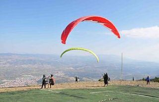 Yamaç paraşütü pilotları Kestane Dağı’nda...