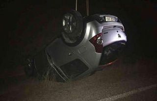 Yamaçtan kopan kara parçasına çarpan araç sürücüsü...