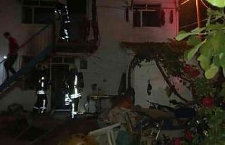 Yanan evin ortasında kalan adam hayatını kaybetti