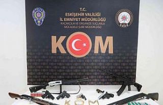 Yasa dışı silah ticareti operasyonunda 6 kişi...