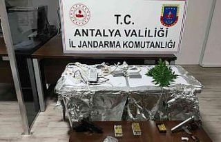 Yatak odasını uyuşturucu serasına çevirdi, jandarmadan...