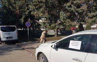 Yaya yoluna park edilen aracın camına asılan yazı...