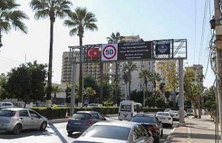 Yayalar Adnan Menderes Bulvarında hız sınırının...