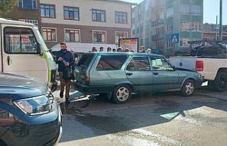 Yayalara çarpmamak için durunca zincirleme kaza...