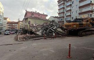 Yıkılan bina elektrik tellerine çarptı, ortalık...