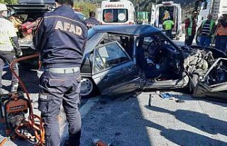 Yol kenarında park halindeki tıra arkadan çarptı;...