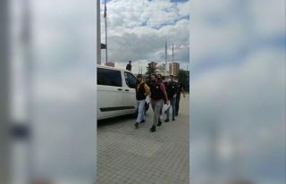 Yol verme yüzünden tartıştıkları şahsı darp...