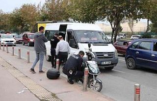 Yolcu kapıyı açtı, motosikletli çarptı: 1 yaralı