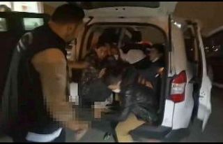 Yolcu ve bagaj kısmında saklanmış 10 kaçak göçmen...