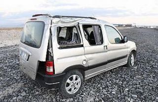 Yoldan çıkan hafif ticari araç şarampole düştü:...