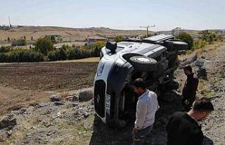 Yoldan çıkan kamyonet devrildi