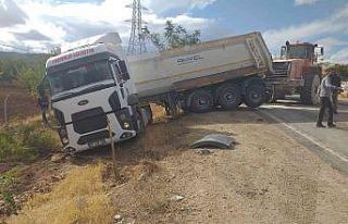 Yoldan çıkan tır vinç yardımıyla çıkarıldı