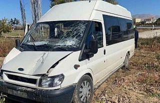 Yoldan çıkıp tarlaya indi, ağaçlara çarparak...