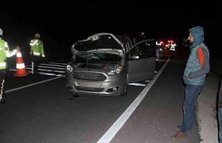 Yolun karşısına geçerken hafif ticari aracın...