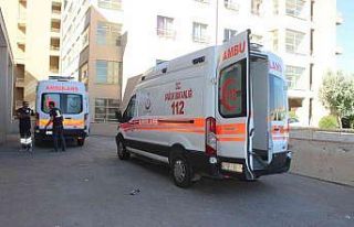 Yolun karşısına geçmeye çalışan 2 kadına araç...