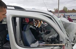 Yön tabelasına çarpan otomobil sürücüsü güçlükle...