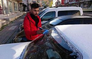 Yozgat’ta soğuk hava araç camlarını dondurdu