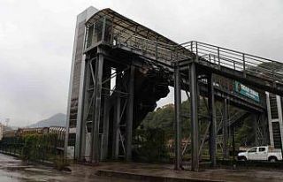 Yük vagonu adeta şahlandı, üst geçide saplandı